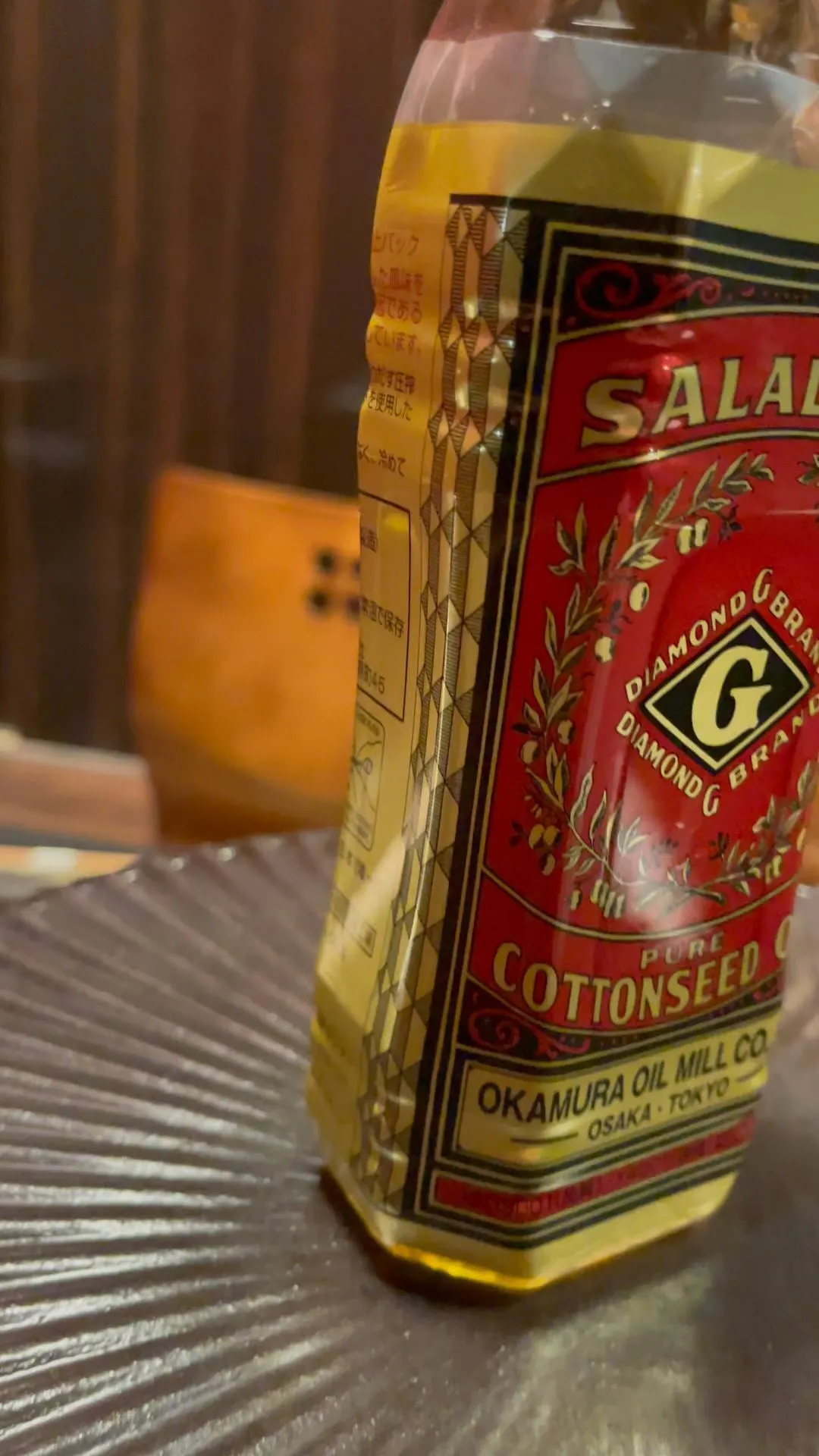 【左馬】の馬焼肉の銅板に塗っている油は